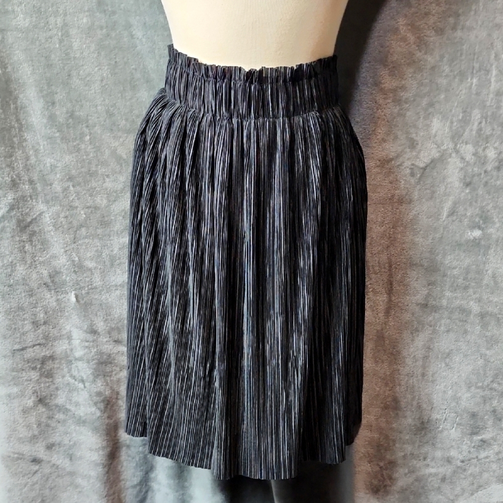 Bar III Black Pleated Knee-Length A-Line Skirt . Size M